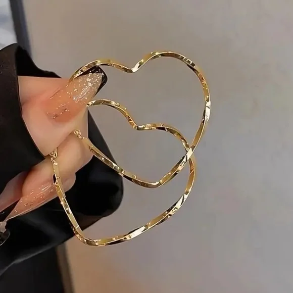 New! Luxury 14k Gold Twist Heart Earrings - Picture 6 of 6